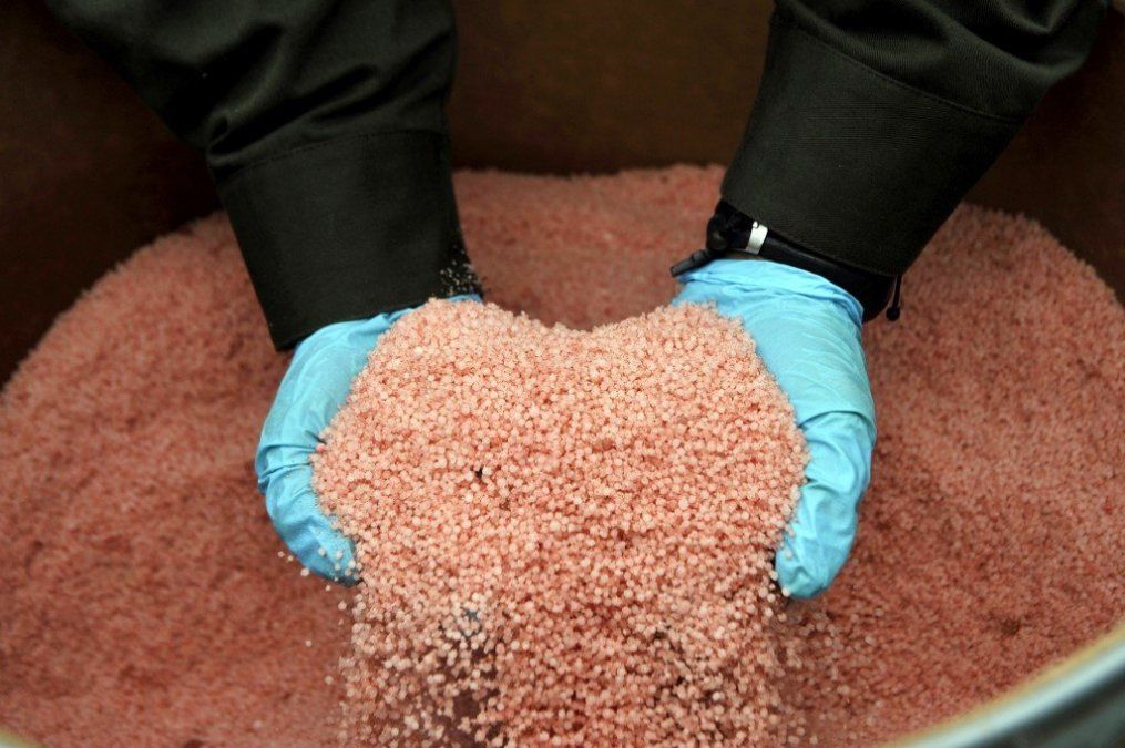 Fertilizante y poderoso explosivo: qué es el nitrato de amonio, el causante de la catástrofe en Beirut