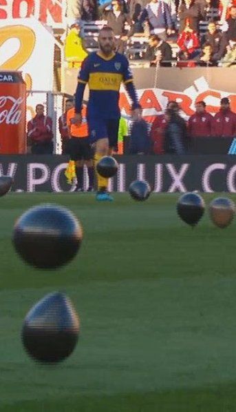 Los globos negros que lanzaron los hinchas de River para cargar a Boca por la final de Madrid