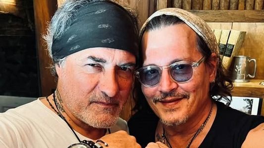 El particular tatuaje que se hicieron Corcho Rodríguez y Johnny Depp para sellar su amistad de por vida
