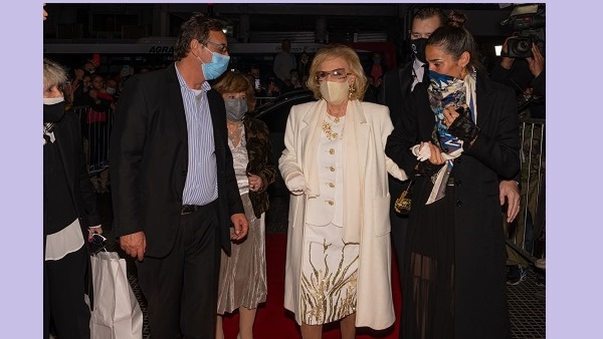 Siempre acompañada por su nieta Juana Viale, Mirtha Legrand hizo su primera salida al teatro tras casi un año y medio sin asistir a eventos sociales a causa de la pandemia mundial de coronavirus. Foto: Simón Quesada.