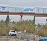 Un hombre colocaba un cartel y quedó colgando de un puente: el impresionante rescate para no caer al vacío