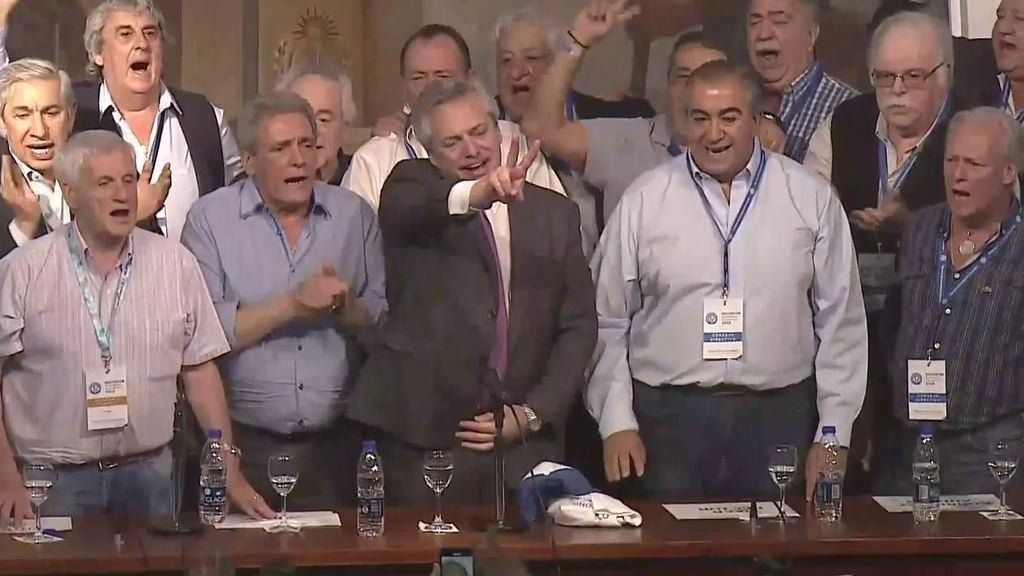 El Gobierno descarta un bono navideño para trabajadores pero calma a la CGT con desembolsos para las obras sociales