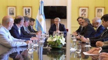 Entre el ajedrez y el truco: Alberto recibe a la Mesa de Enlace por el precio de los alimentos en la cumbre menos pensada
