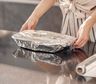 Papel de aluminio: qué riesgos representa para los alimentos y cómo usarlo correctamente