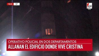 Allanan el edificio de Recoleta donde vive Cristina Kirchner