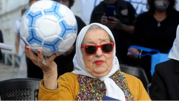 El Gobierno definió cómo será el duelo por Hebe de Bonafini y negó haberle pedido a la AFA la cinta de luto