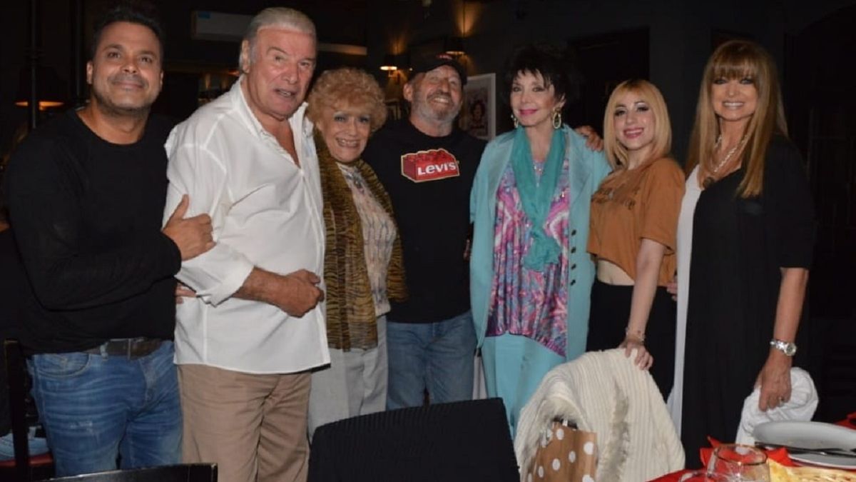 La Chica del sombrero rosa