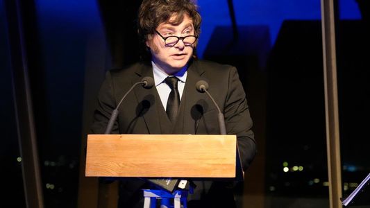 Milei regresa al país tras concluir con la Argentina Week en París con anuncios por más de U$S 27.000 millones
