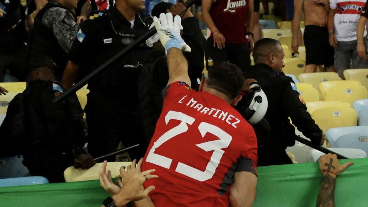 Dibu Martínez saltó a la tribuna a defender los hinchas argentinos en medio de la represión