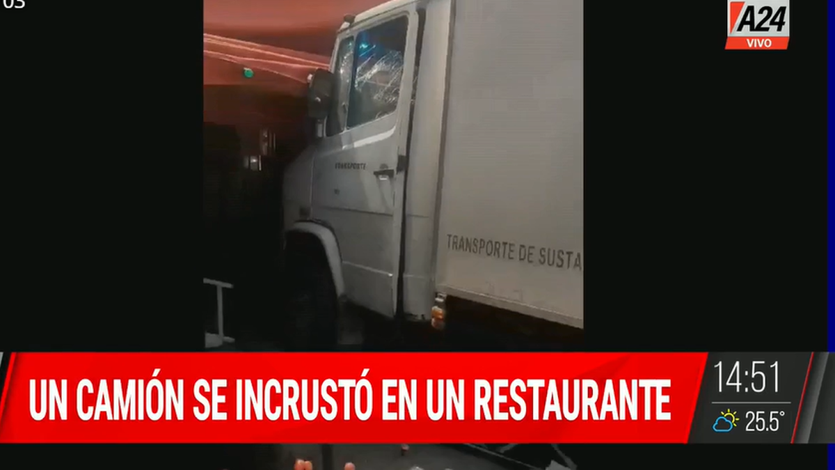 Un camión se metió dentro de un restaurante en Retiro. (Foto: captura A24)