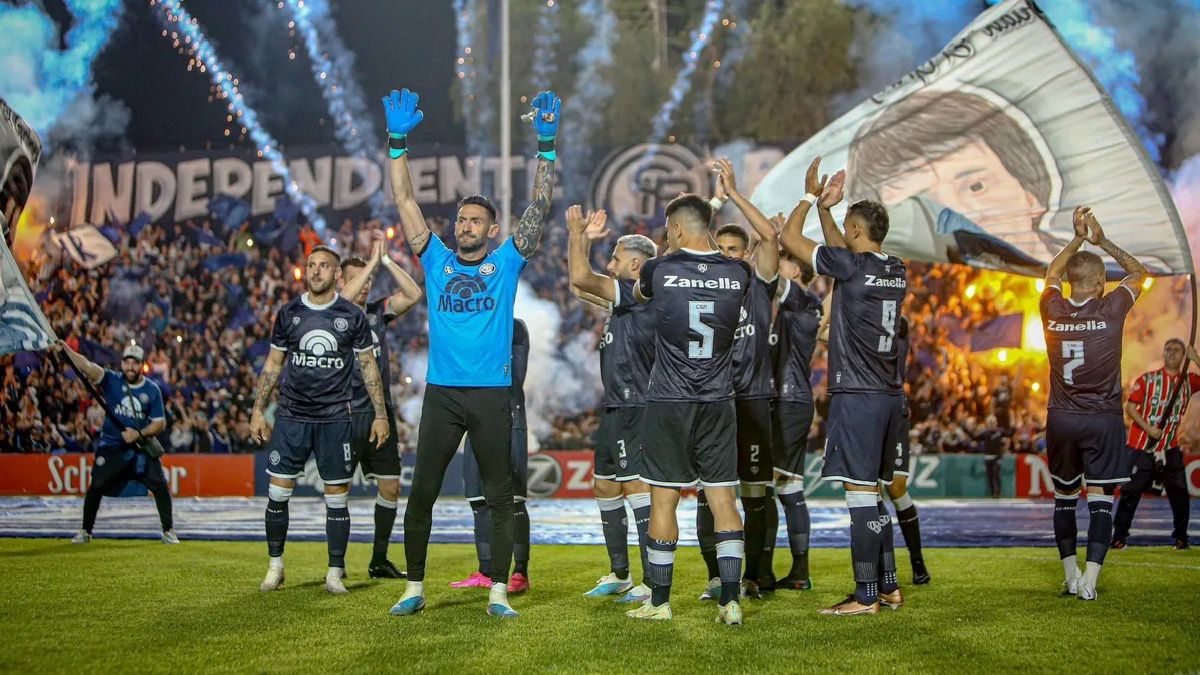 ¡HISTÓRICO! Independiente Rivadavia le ganó a Almirante y ascendió a primera por primera vez en sus 110 años de historia. (Foto: Diario UNO)