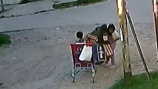 Salvaje robo en Villa Celina: la atacó a patadas por el celular y su hijo pequeño vio todo
