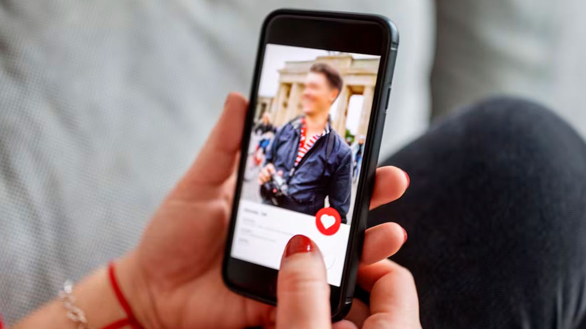 Lo descubrió en Tinder y lo grabó: las insólitas excusas de un novio acorralado qye se volvió viral