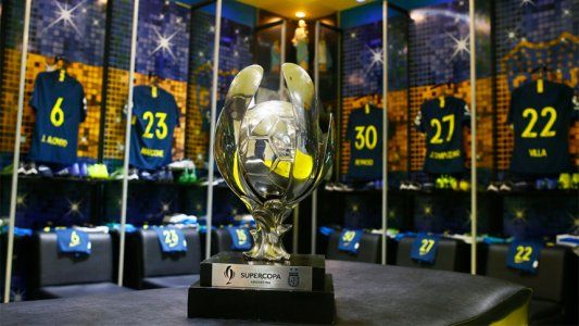 ¡68 títulos!: Boca celebró la Supercopa Argentina con sus hinchas y se acordó de River con un detalle en el trofeo