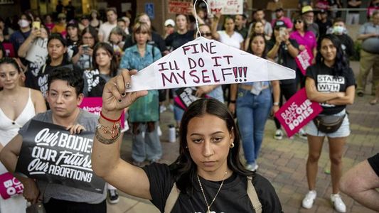 Protestas en Estados Unidos contra la decisión de la Corte que restringe el acceso al aborto