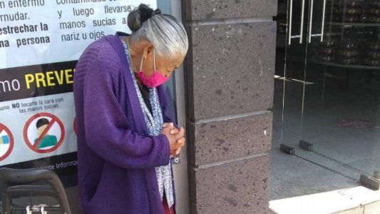 La abuela que trabaja todos los días para subsistir pero nadie compra sus gelatinas