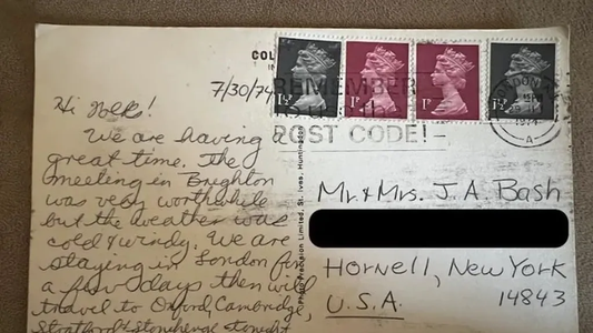 Misterio: una mujer recibió una tarjeta postal enviada hace 62 años