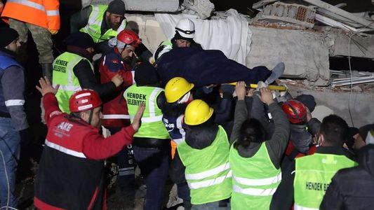 Son 21.700 los muertos en Turquía y Siria, pero aún hay milagros: el rescate de un padre y su hija