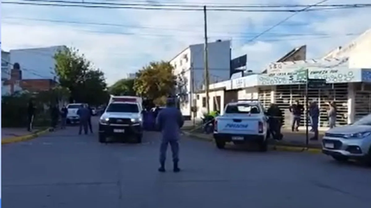 Una mujer fue asesinada a balazos dentro de su coche por su expareja, quien luego se suicidó