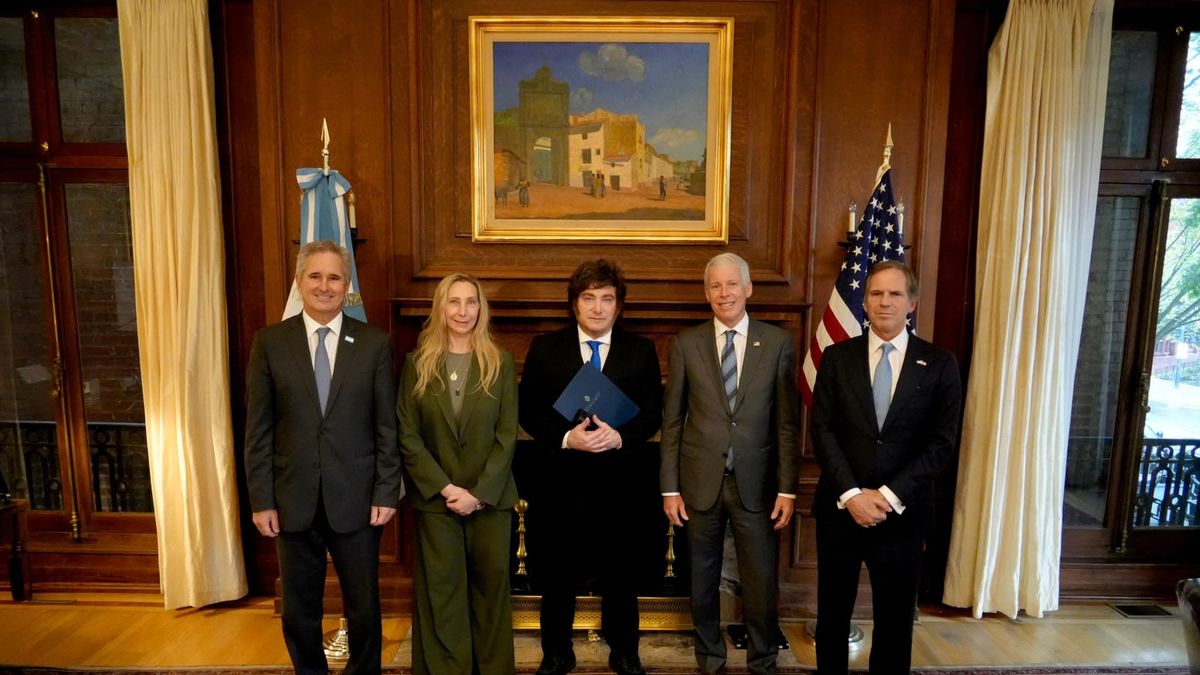 Javier Milei estuvo acompa&ntilde;ado por la secretaria general de la Presidencia, Karina Milei, y el canciller Pablo Quirno durante el acto en la Embajada argentina en Washington.