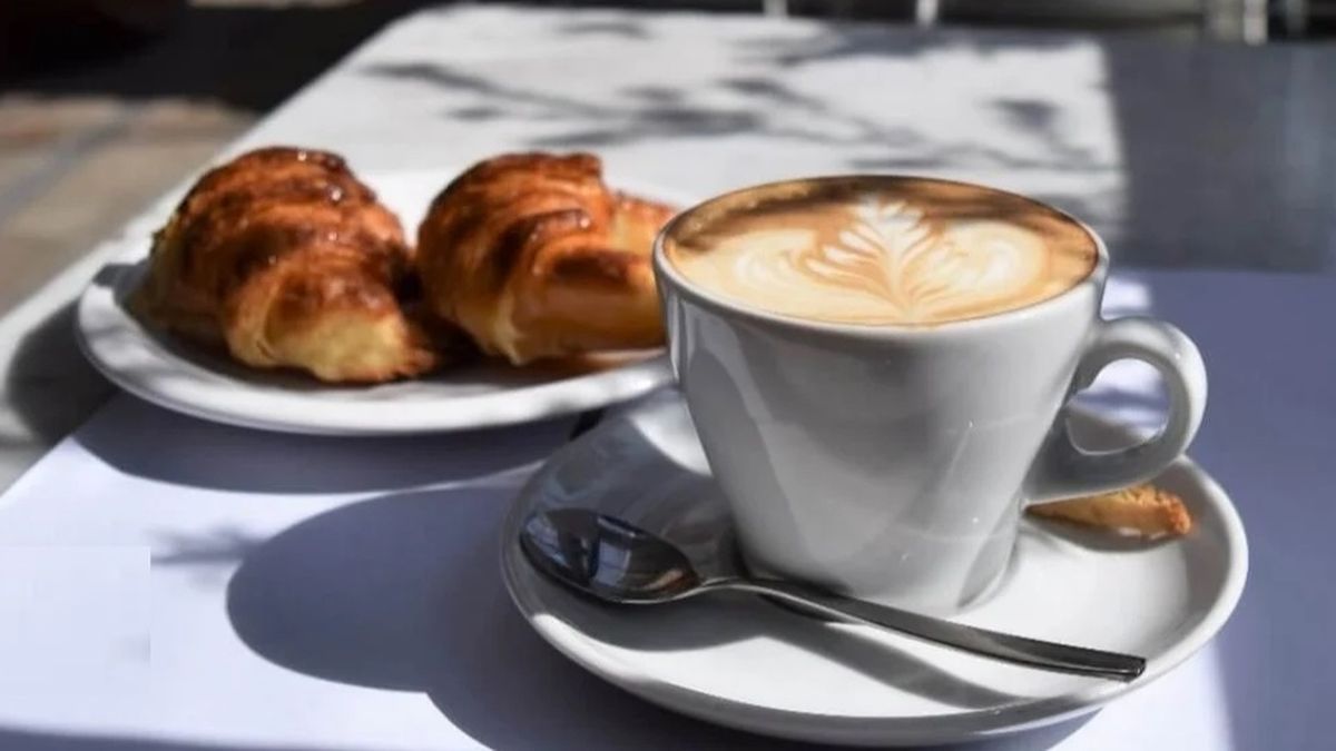 En una estaci&oacute;n de servicio, el caf&eacute; con leche peque&ntilde;o y dos medialunas ronda los $600 (Foto: Minuto fueguino).