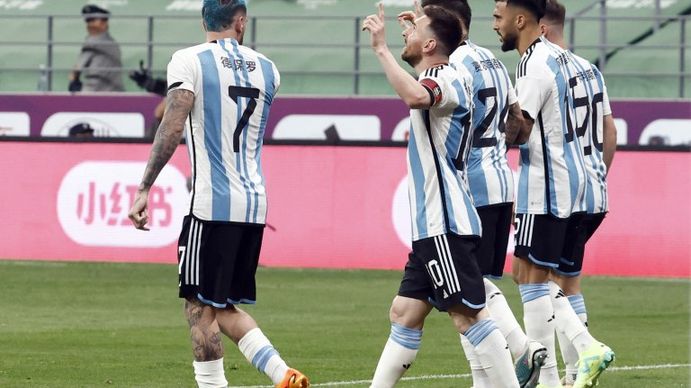 Por qué Argentina usó por primera vez una camiseta con los apellidos en chino