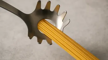 Para qué sirve el agujero de la cuchara para pasta y cuándo puede usarse como medidor