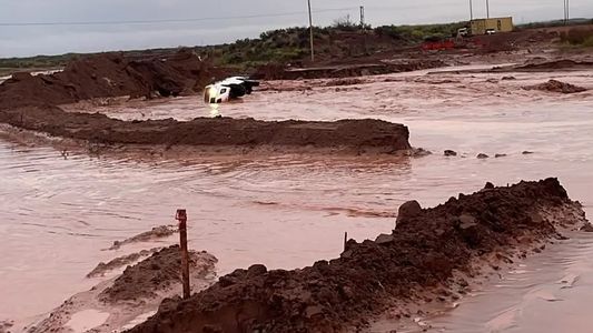 Temporal en Neuquén, cómo fue la crecida que arrastró camionetas sobre la Ruta provincial 5