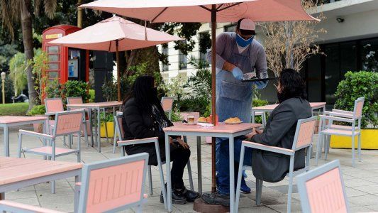 Reuniones sociales de 20 personas y más capacidad en mesas al aire libre: las nuevas medidas en Ciudad de Buenos Aires