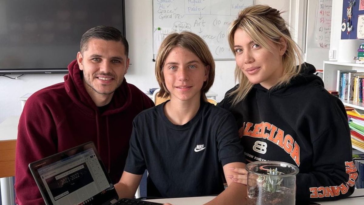 Wanda Nara junto a su hijo mayor Valentino L&oacute;pez en una actividad escolar, acompa&ntilde;ados por Mauro Icardi.&nbsp;