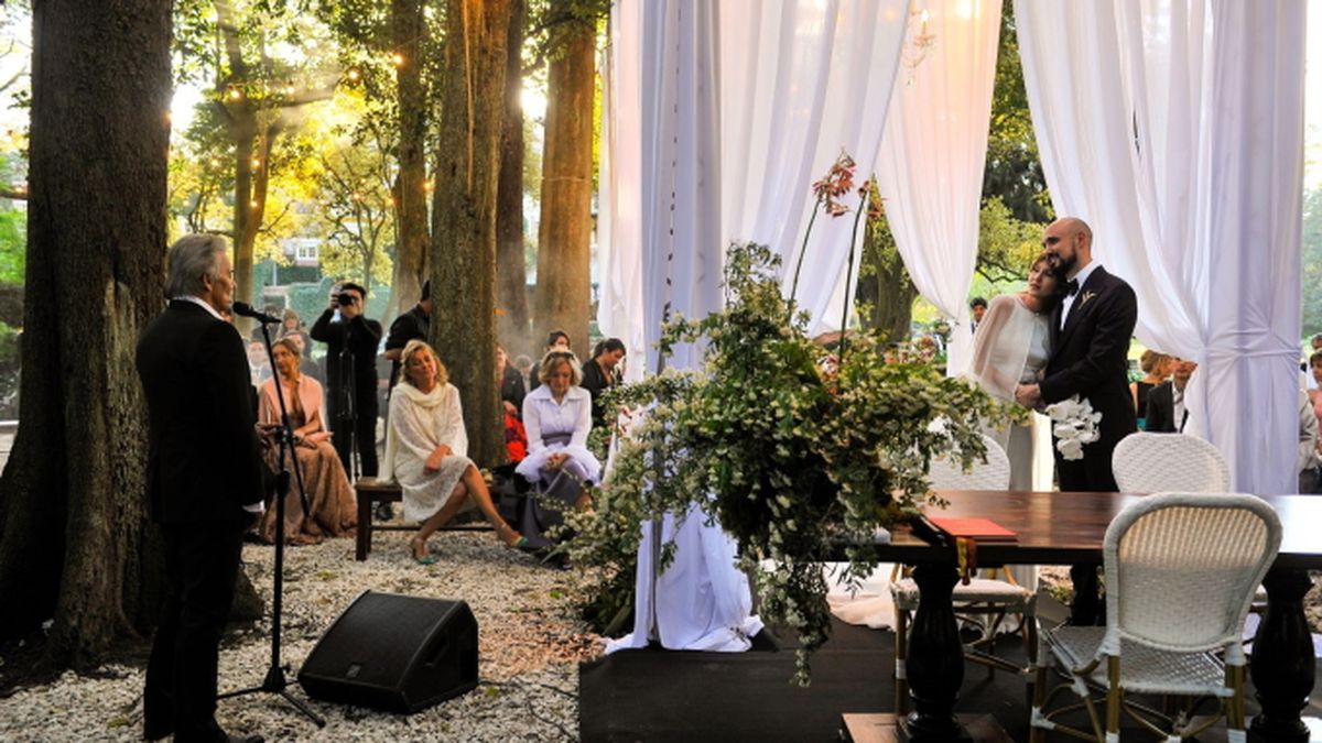 Esta tarde Abel Pintos y Mora Calabrese celebraron su casamiento en la estancia Villa María, en Máximo Paz, Cañuelas. El toque sublime lo puso Jairo, interpretando el Ave María frente a los novios e invitados. Fotos: Maxi Failla.