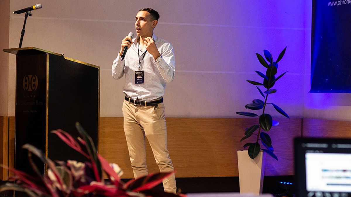 Emprendedores: empezó en YouTube, sin cámara ni micrófono, y creó su propia  academia de inversiones