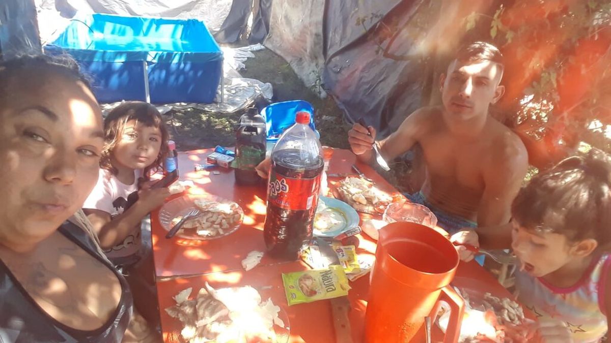 El detenido junto a las víctimas: la mamá y sus dos hijas.&nbsp;