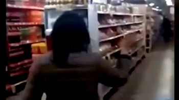 Video: fue a comprar papas fritas a un supermercado chino y lo echaron a los gritos por el precio