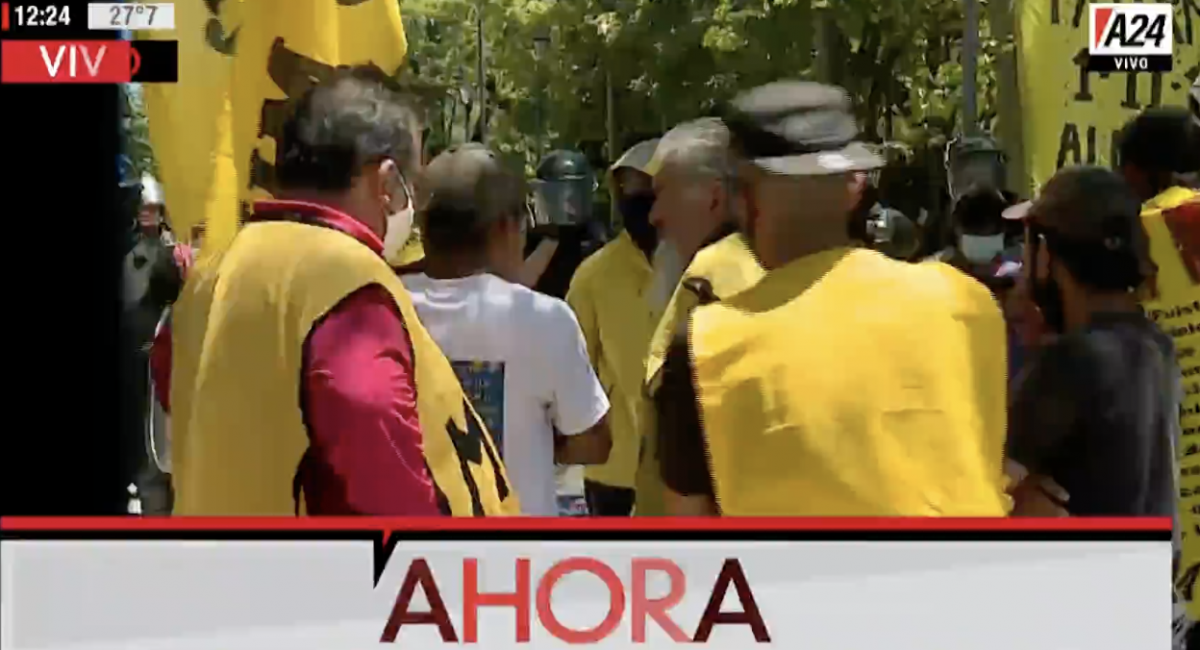 Castells y sus militantes entraron por la fuerza a la sede del gobierno porteño