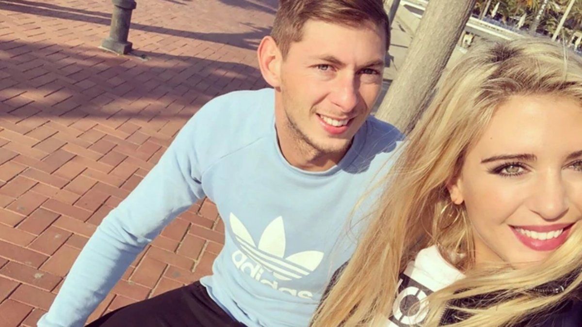 Para la ex novia de Emiliano Sala, el futbolista está vivo y en una isla del Canal de la Mancha