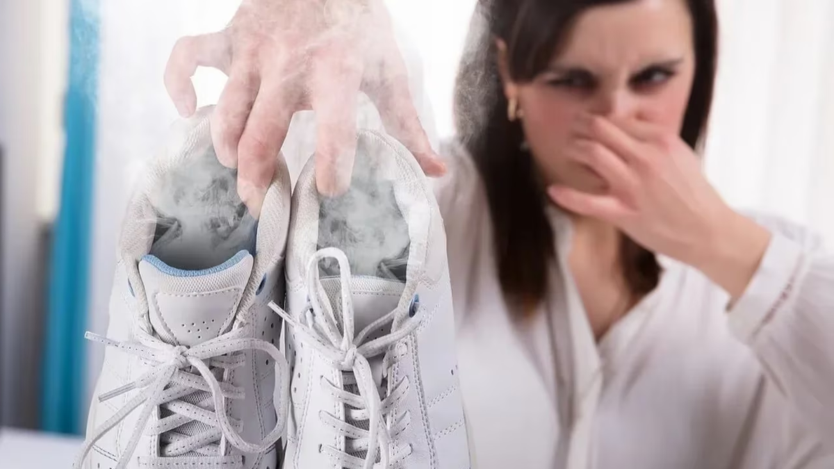 Mostró el truco definitivo para eliminar los malos olores de las zapatillas y se volvió viral