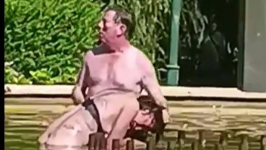 Un hombre intentó ahogar a una mujer en una plaza pública de España