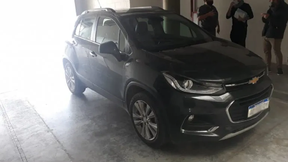 La camioneta oscura donde habrían matado a Agostina tenía manchas de sangre. 