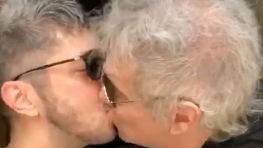 El apasionado beso de Jey Mammon y Beto Casella con un mensaje concientizador