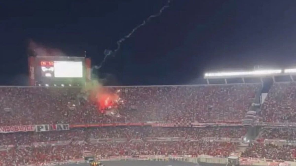 El momento en el que desde la hinchada de RIver se tiró una bengala marina.&nbsp;
