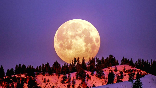 Luna en conjunción en la astrología: los signos que se cruzan con esa persona (y no es casualidad)