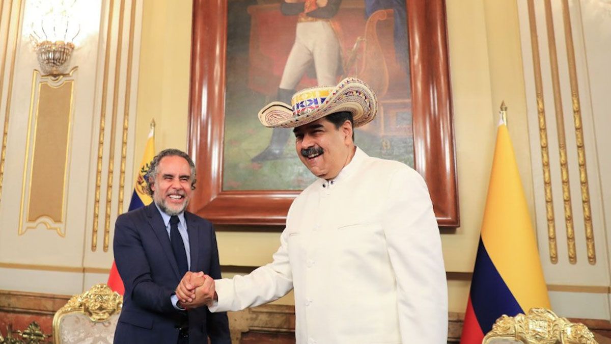 Venezuela y Colombia normalizan las relaciones diplomáticas luego de 3 años. Nicolás Maduro posa con un sombrero típico colombiano