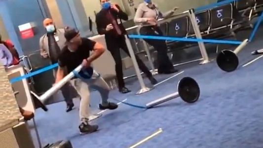 Furia en el aeropuerto de Miami: le pidieron que use barbijo y atacó al personal
