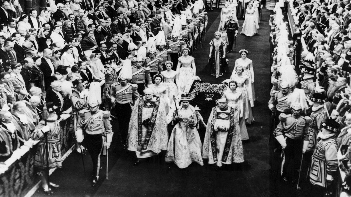 El 2 de junio de 1953, la Reina Isabel II, coronada en Westminster. La última vez que se la vio en público había sido en la abadía en marzo de este año (Foto: archivo)