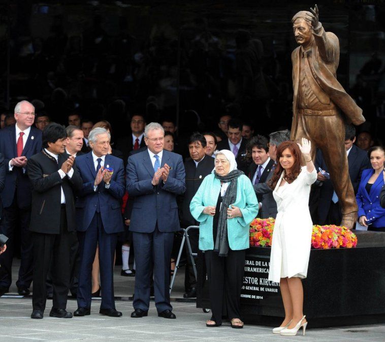Retirarán estatua de Néstor Kirchner de la sede de Unasur en Ecuador para evitar “apología del delito”