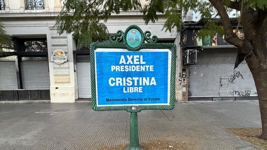 Aparecieron carteles con las consignas Axel presidente y Cristina libre en Recoleta
