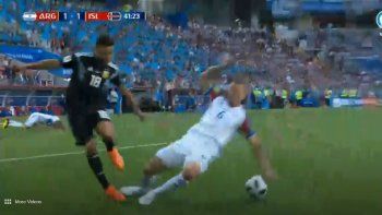 La polémica del primer tiempo: ¿fue penal para Argentina?