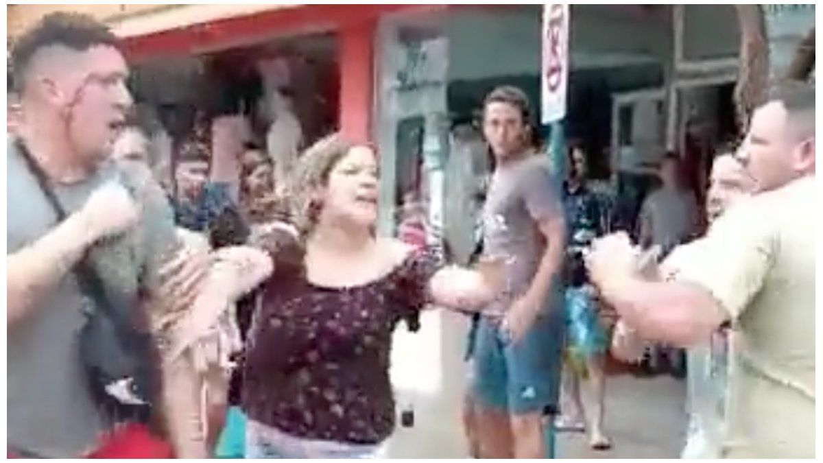 Una de las escenas de la pelea entre el vendedor ambulante y los amigos de Pablo Ledesma (Foto: captura de video).