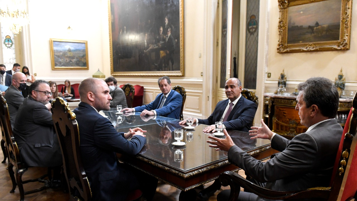 Sergio Massa con Martín Guzmán antes de la presentación del acuerdo con el FMI